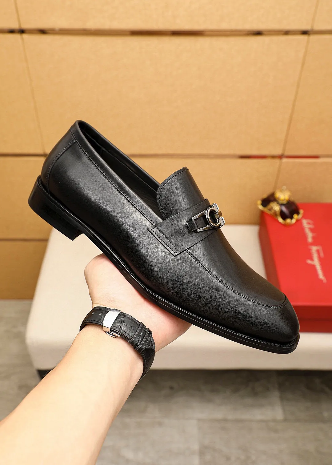 Men's shoes 💰460 💐 Product trademark: Ferragamo "Ferragamo" casual leather shoes Regular size: 38-44 (45.46🉑️customized) Product materials: Selected imported first-layer calfskin upper + luxury hardware buckle, imported water-dyed cowhide leather lining. Strong three-dimensional visual effect, original rubber outsole Color: 1⃣️color optional